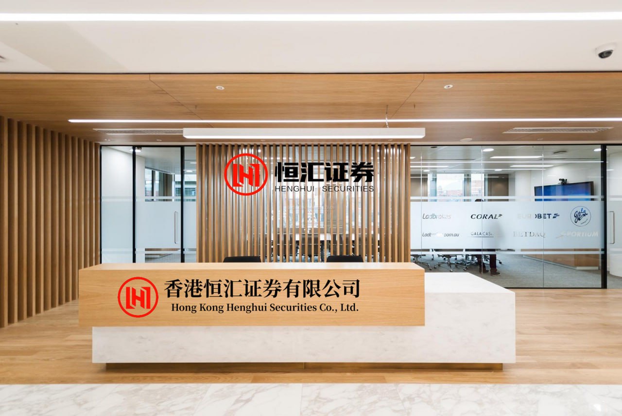 聚合财富 17999元起，华为推出Mate XTs 非凡大师三折叠设计再升级